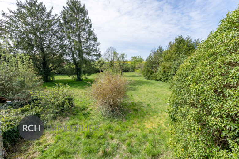 Photos du bien : Exclusivité – Garancières – Maison de caractère à réinventer avec jardin bucolique