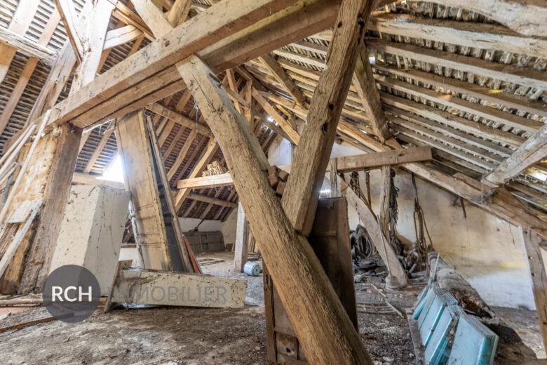 Photos du bien : Exclusivité – Garancières – Maison de caractère à réinventer avec jardin bucolique