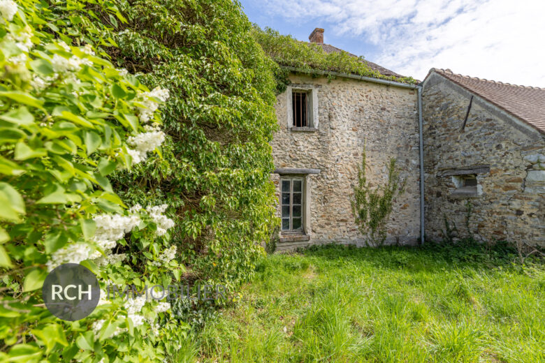 Photos du bien : Exclusivité – Garancières – Maison de caractère à réinventer avec jardin bucolique