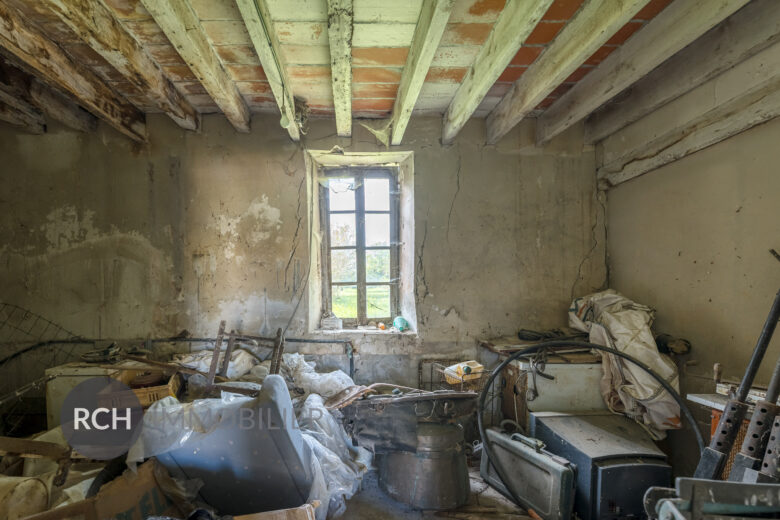 Photos du bien : Exclusivité – Garancières – Maison de caractère à réinventer avec jardin bucolique