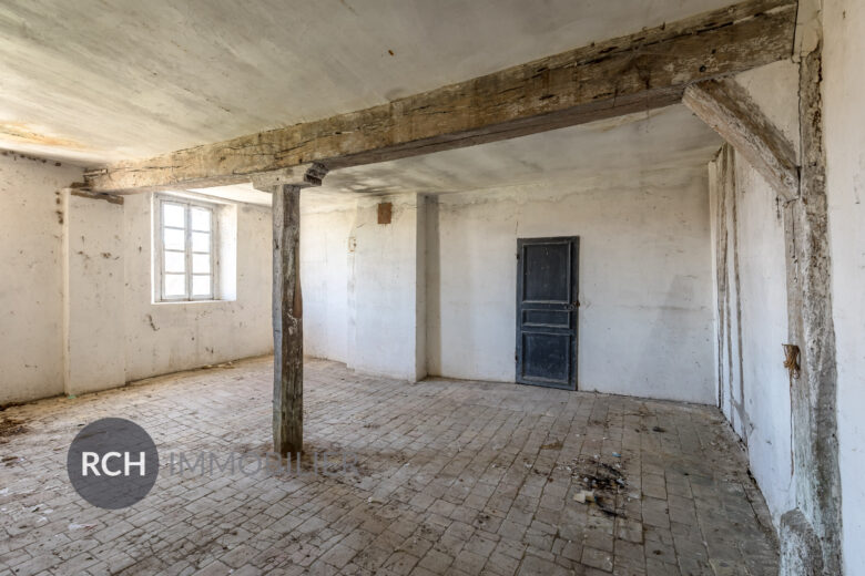 Photos du bien : Exclusivité – Garancières – Maison de caractère à réinventer avec jardin bucolique