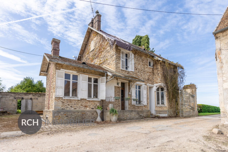 Photos du bien : Exclusivité – Garancières – Maison ancienne à rénover sur un joli jardin avec vue dégagée