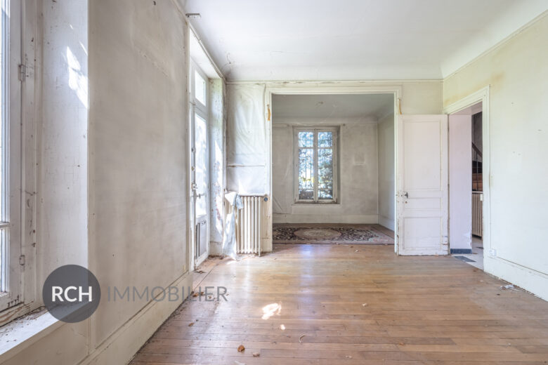 Photos du bien : Exclusivité – Garancières – Maison ancienne à rénover sur un joli jardin avec vue dégagée