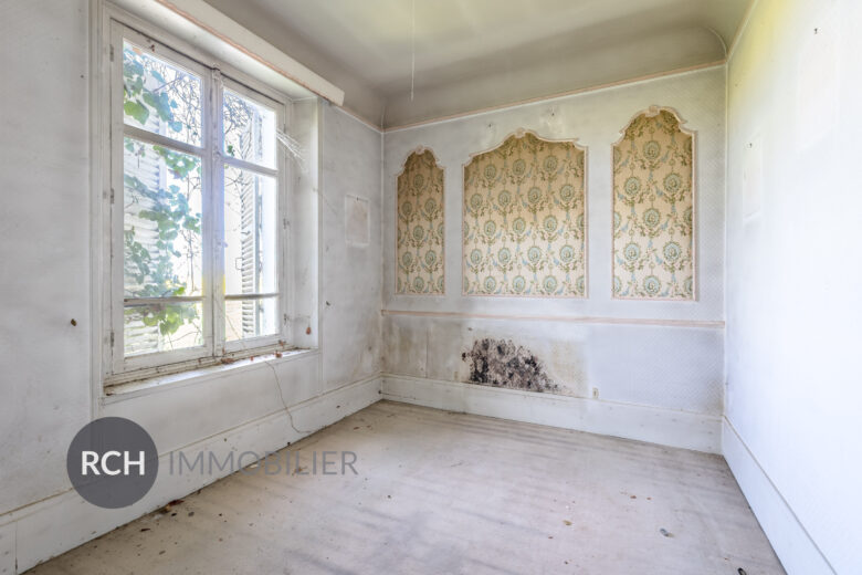 Photos du bien : Exclusivité – Garancières – Maison ancienne à rénover sur un joli jardin avec vue dégagée
