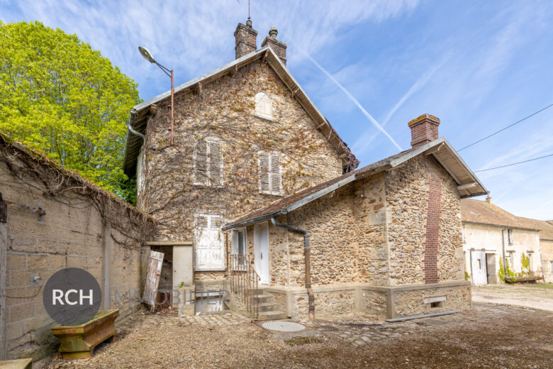 Photos du bien : Exclusivité – Garancières – Maison ancienne à rénover sur un joli jardin avec vue dégagée