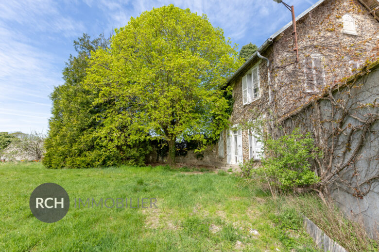 Photos du bien : Exclusivité – Garancières – Maison ancienne à rénover sur un joli jardin avec vue dégagée