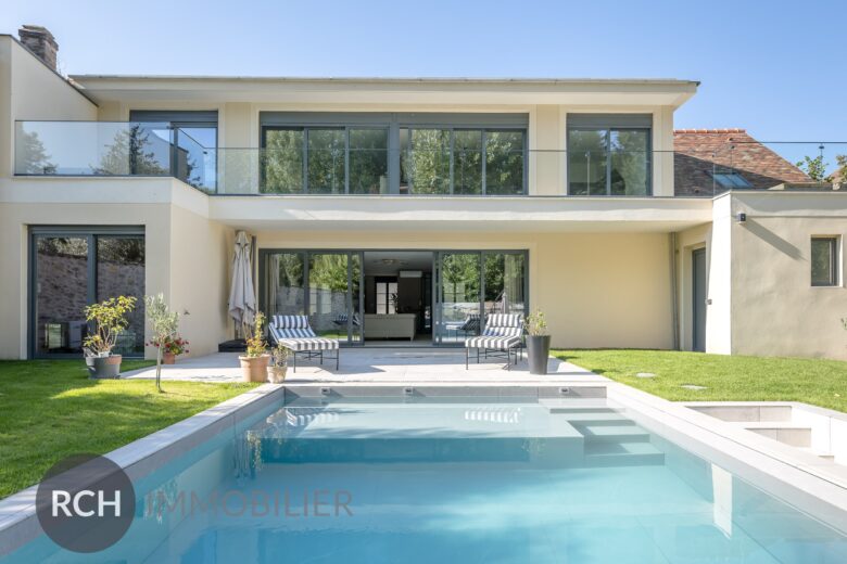 Photos du bien : Montfort-L&rsquo;Amaury – Propriété d&rsquo;exception style californienne avec piscine au cœur du centre historique