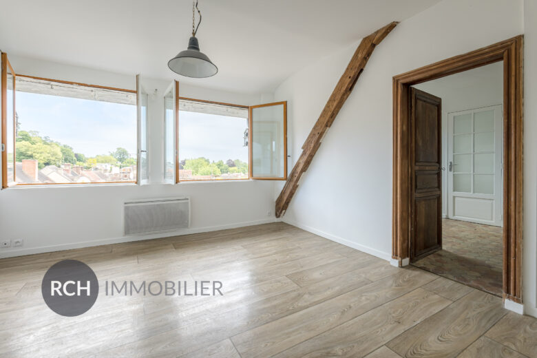 Photos du bien : Montfort-l&rsquo;Amaury – Duplex de 82,87 m2 en plein coeur du centre historique