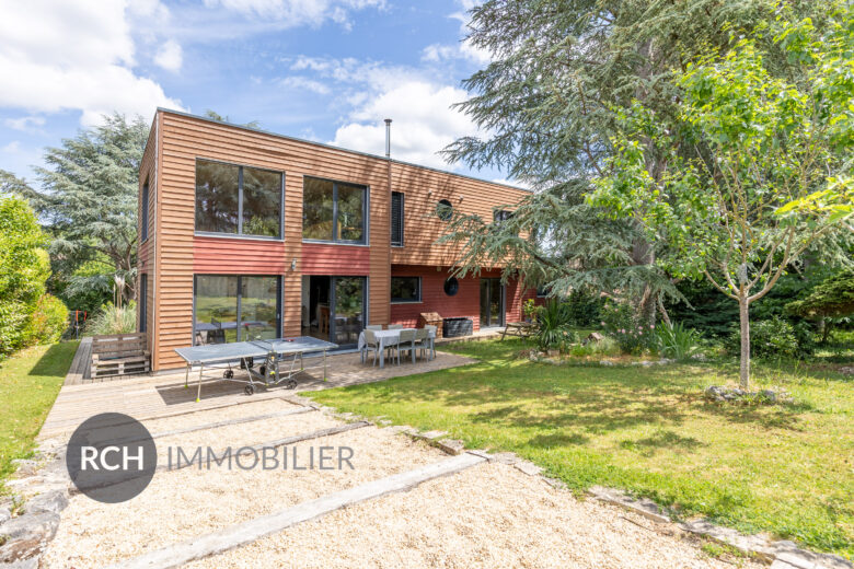 Photos du bien : Berchères-sur-Vesgre – Jolie maison contemporaine en bois sur un terrain arboré