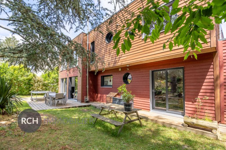 Photos du bien : Berchères-sur-Vesgre – Jolie maison contemporaine en bois sur un terrain arboré