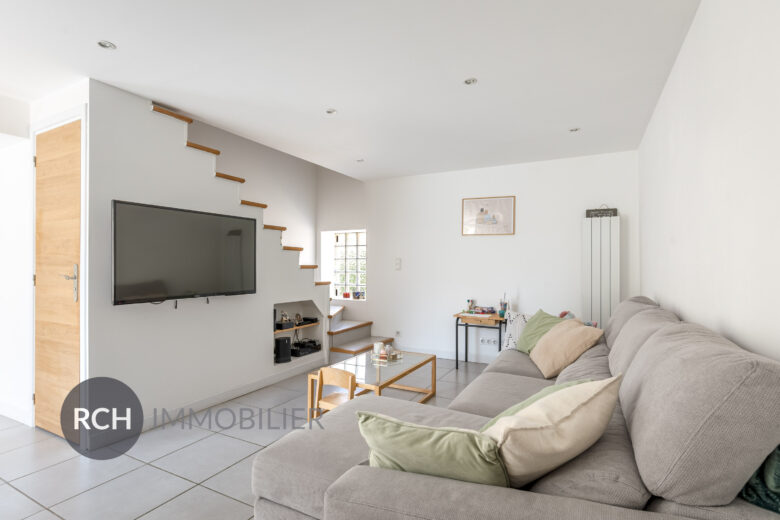 Photos du bien : Flexanville – Maison en pierre joliment rénovée sur un terrain clos de murs