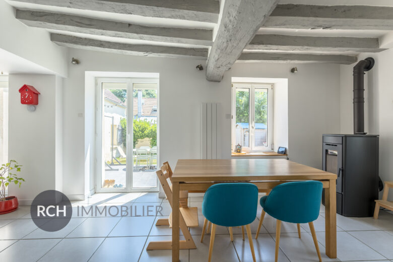 Photos du bien : Flexanville – Maison en pierre joliment rénovée sur un terrain clos de murs