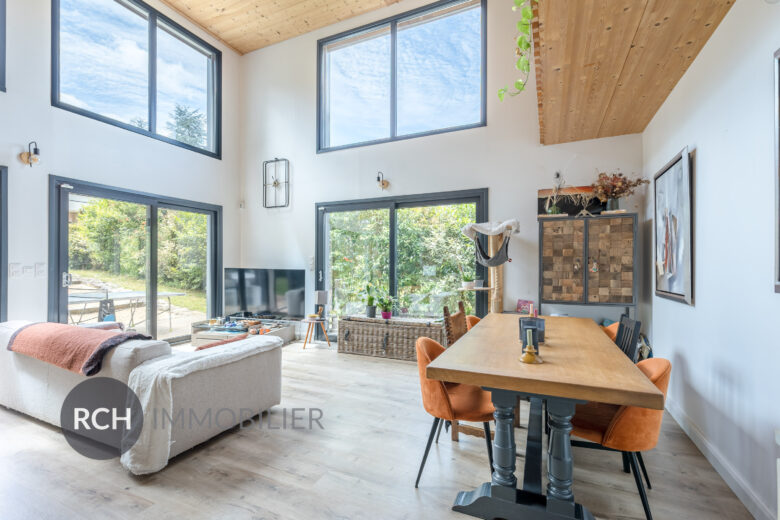 Photos du bien : Berchères-sur-Vesgre – Jolie maison contemporaine en bois sur un terrain arboré