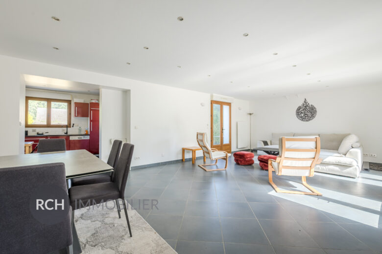 Photos du bien : Condé-sur-Vesgre – Maison familiale aux beaux volumes sur un terrain clos
