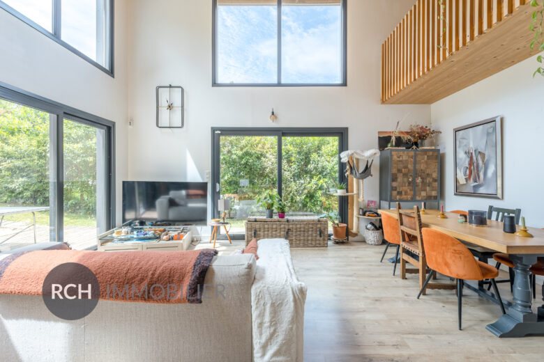 Photos du bien : Berchères-sur-Vesgre – Jolie maison contemporaine en bois sur un terrain arboré