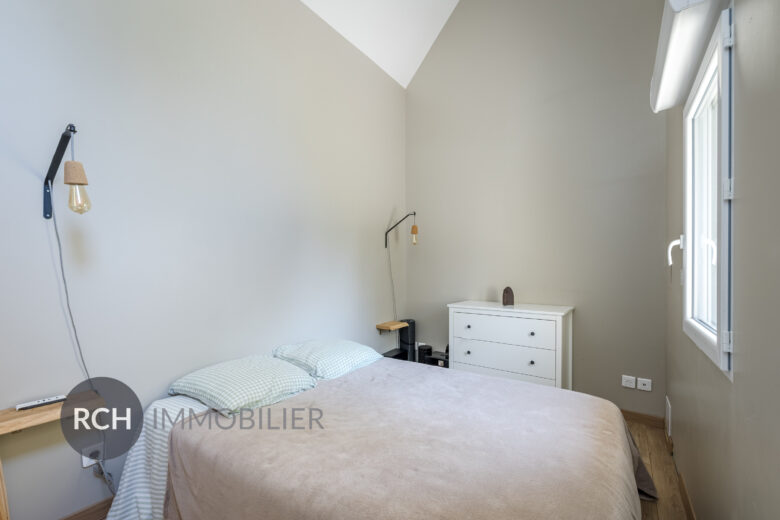 Photos du bien : Flexanville – Maison en pierre joliment rénovée sur un terrain clos de murs