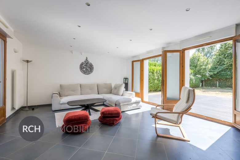 Photos du bien : Condé-sur-Vesgre – Maison familiale aux beaux volumes sur un terrain clos