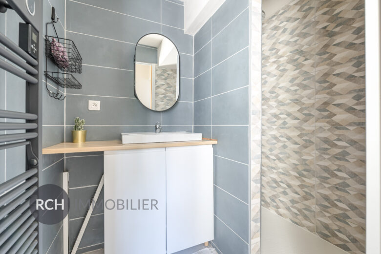 Photos du bien : Flexanville – Maison en pierre joliment rénovée sur un terrain clos de murs