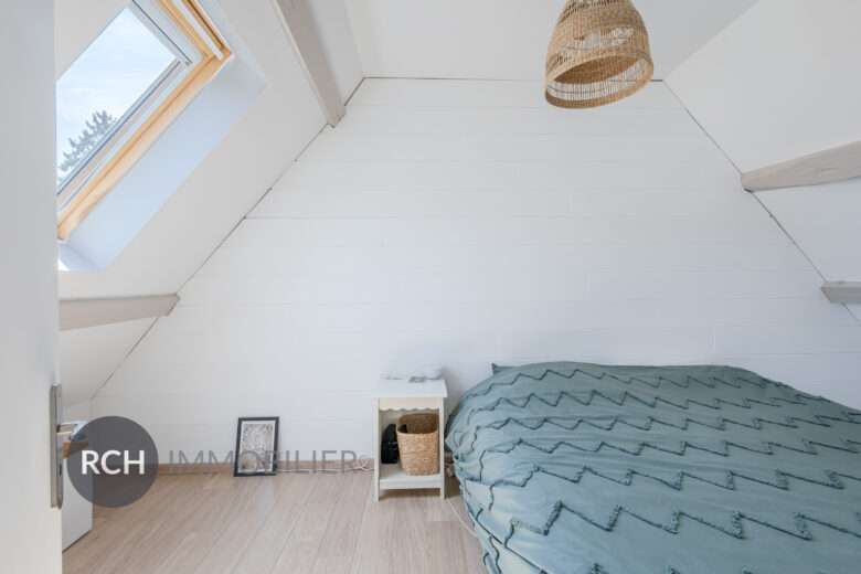 Photos du bien : Flexanville – Maison en pierre joliment rénovée sur un terrain clos de murs