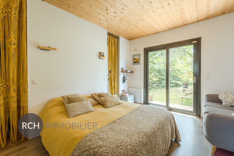 Photos du bien : Berchères-sur-Vesgre – Jolie maison contemporaine en bois sur un terrain arboré