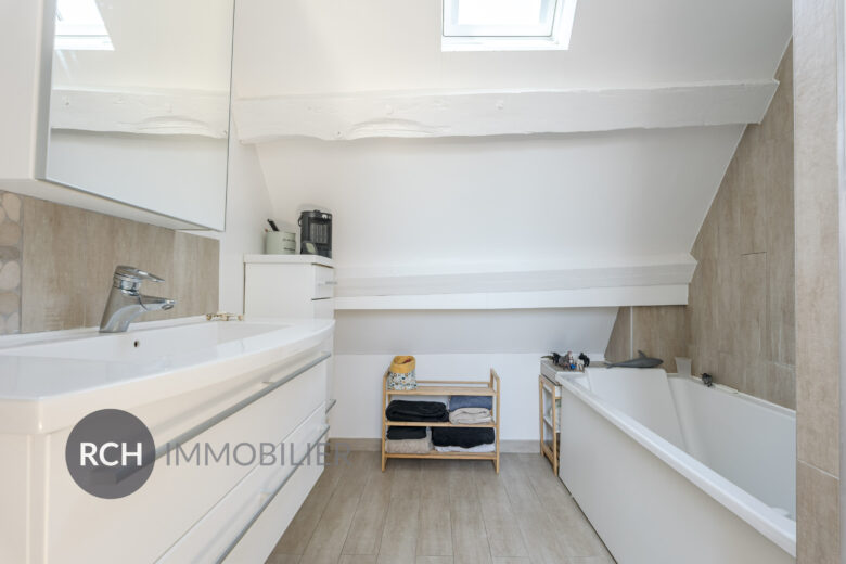 Photos du bien : Flexanville – Maison en pierre joliment rénovée sur un terrain clos de murs