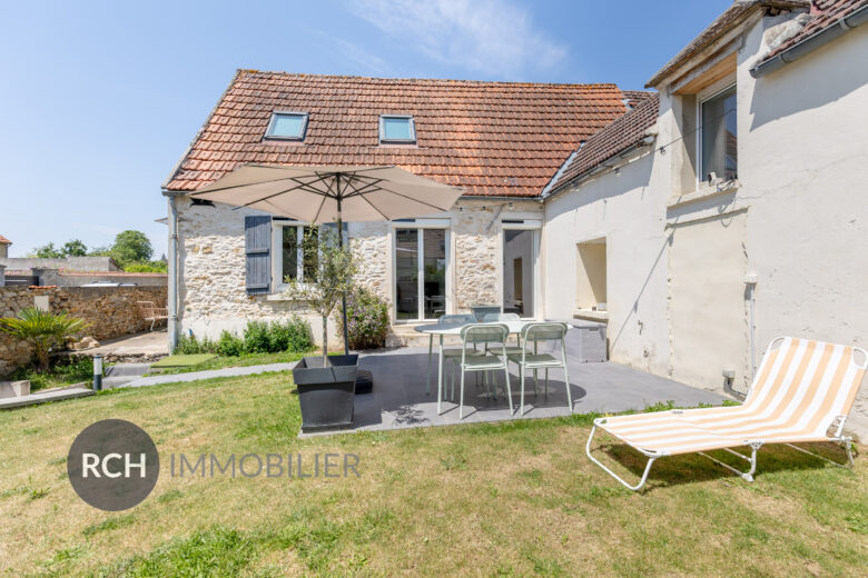 Photos du bien : Flexanville – Maison en pierre joliment rénovée sur un terrain clos de murs