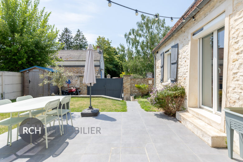 Photos du bien : Flexanville – Maison en pierre joliment rénovée sur un terrain clos de murs