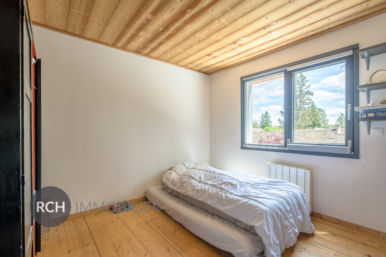 Photos du bien : Berchères-sur-Vesgre – Jolie maison contemporaine en bois sur un terrain arboré