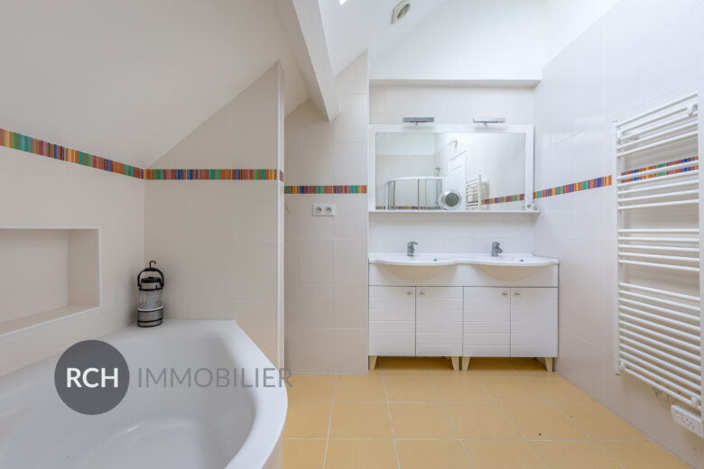 Photos du bien : Condé-sur-Vesgre – Maison familiale aux beaux volumes sur un terrain clos