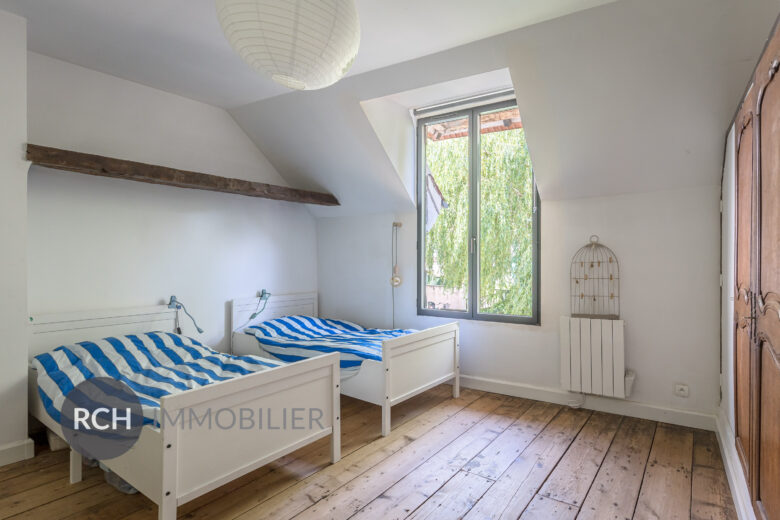 Photos du bien : Exclusivité – Jouars-Pontchartrain – Charmante maison ancienne avec belle vue dégagée