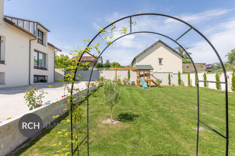 Photos du bien : La-Queue-les-Yvelines – Maison contemporaine avec joli jardin et studio indépendant