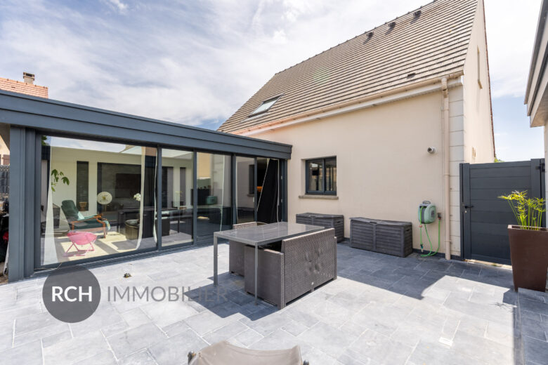 Photos du bien : Villiers-le-Mahieu – Maison de 2017 avec piscine intérieure