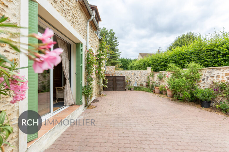Photos du bien : Exclusivité – Grosrouvre – Authentique maison en pierre située dans un environnement d’exception