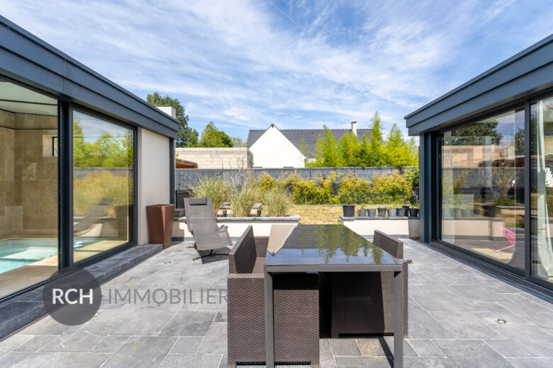 Photos du bien : Villiers-le-Mahieu – Maison de 2017 avec piscine intérieure