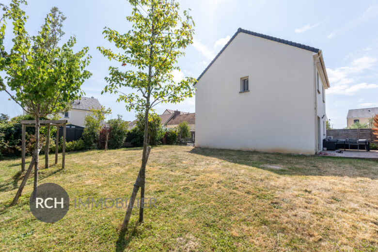 Photos du bien : Exclusivité – Condé-sur-Vesgre – Maison de village avec commerces à pied