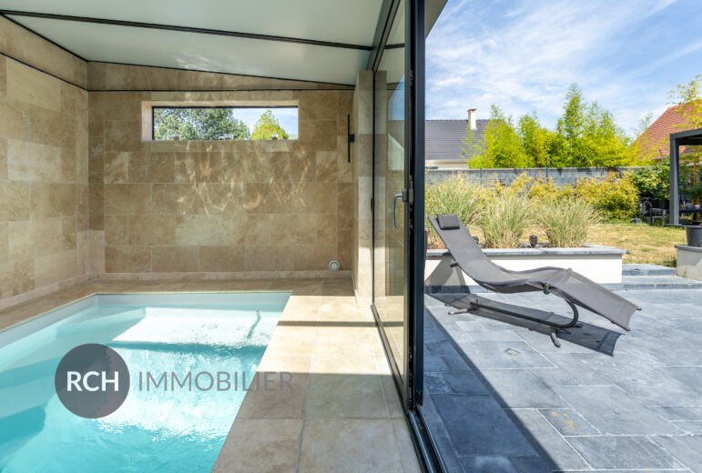 Photos du bien : Villiers-le-Mahieu – Maison de 2017 avec piscine intérieure