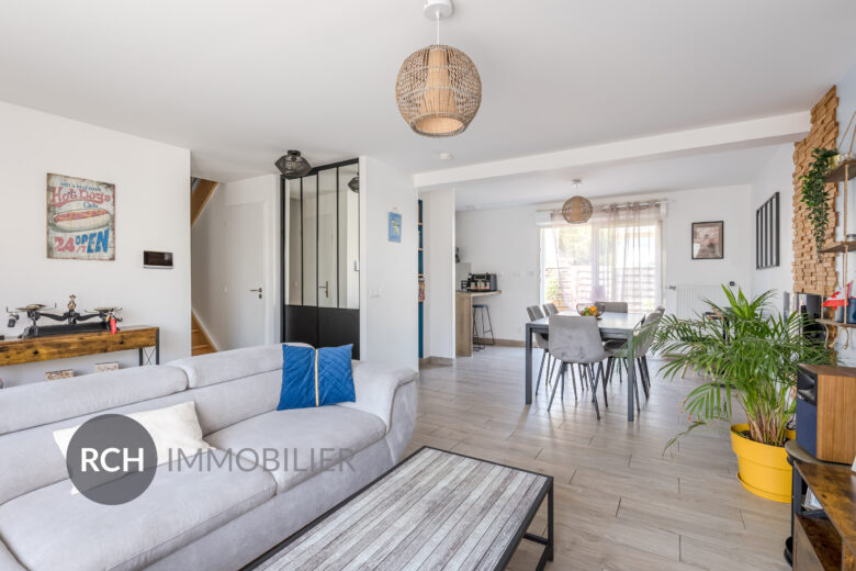 Photos du bien : Exclusivité – Condé-sur-Vesgre – Maison de village avec commerces à pied