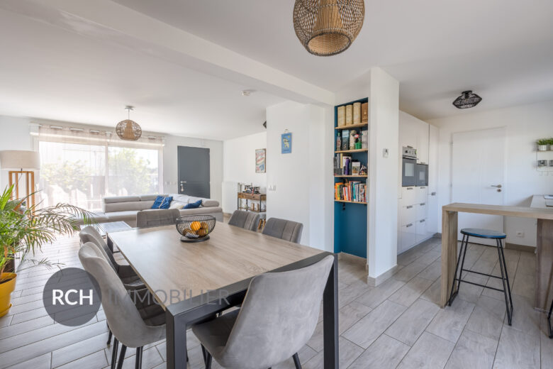 Photos du bien : Exclusivité – Condé-sur-Vesgre – Maison de village avec commerces à pied