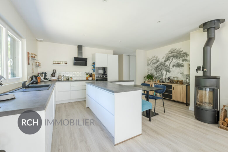 Photos du bien : Grosrouvres – Maison de plain-pied en bois nichée en coeur de forêt