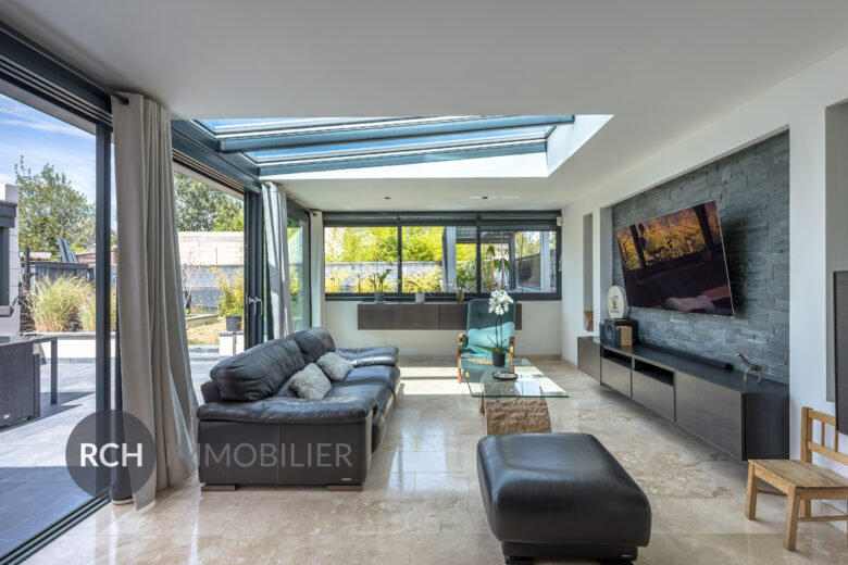 Photos du bien : Villiers-le-Mahieu – Maison de 2017 avec piscine intérieure