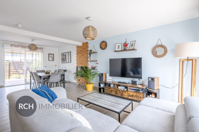 Photos du bien : Exclusivité – Condé-sur-Vesgre – Maison de village avec commerces à pied