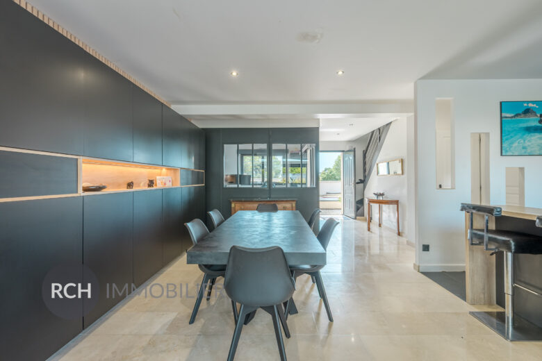 Photos du bien : Villiers-le-Mahieu – Maison de 2017 avec piscine intérieure