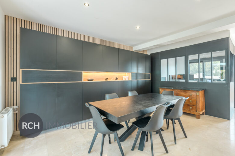 Photos du bien : Villiers-le-Mahieu – Maison de 2017 avec piscine intérieure