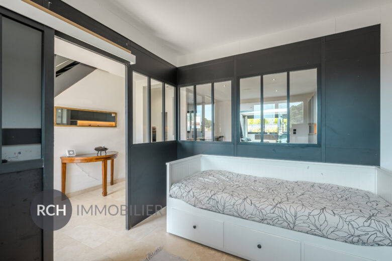 Photos du bien : Villiers-le-Mahieu – Maison de 2017 avec piscine intérieure