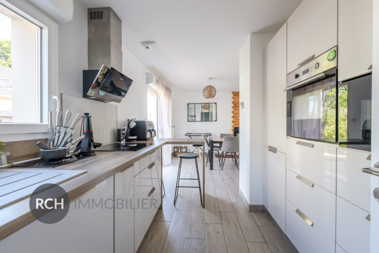 Photos du bien : Exclusivité – Condé-sur-Vesgre – Maison de village avec commerces à pied