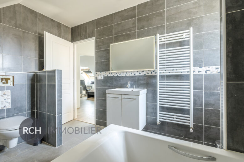 Photos du bien : Villiers-le-Mahieu – Maison de 2017 avec piscine intérieure