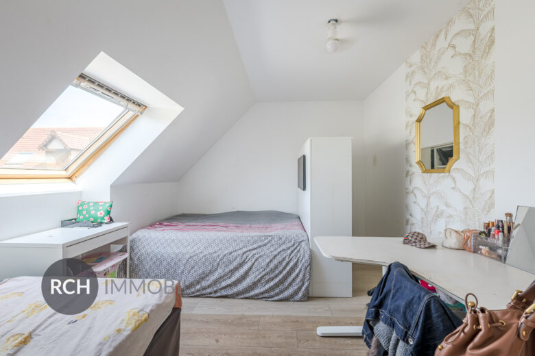Photos du bien : Villiers-le-Mahieu – Maison de 2017 avec piscine intérieure