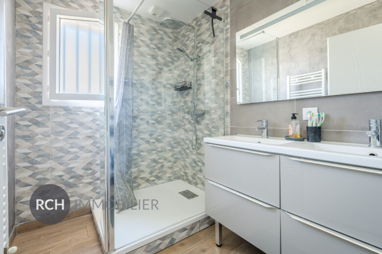 Photos du bien : Exclusivité – Condé-sur-Vesgre – Maison de village avec commerces à pied