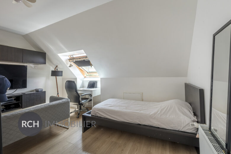 Photos du bien : Villiers-le-Mahieu – Maison de 2017 avec piscine intérieure