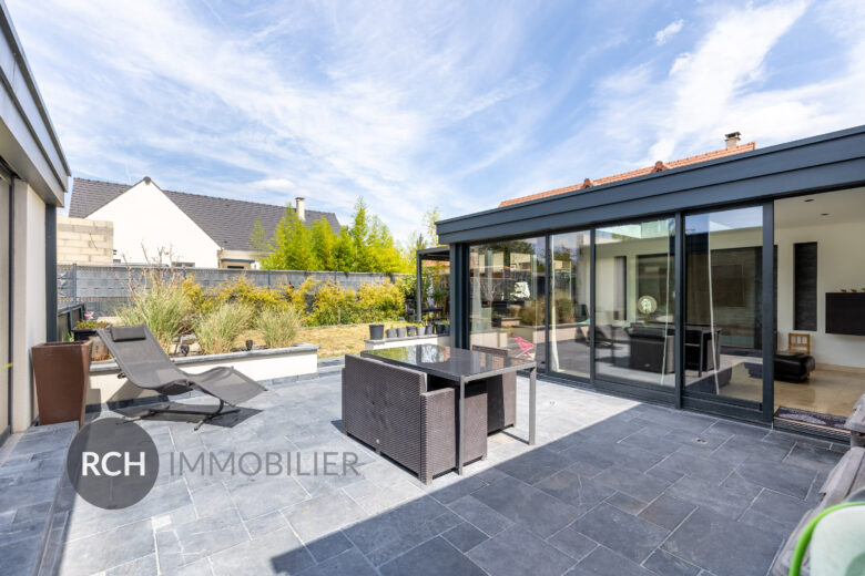 Photos du bien : Villiers-le-Mahieu – Maison de 2017 avec piscine intérieure